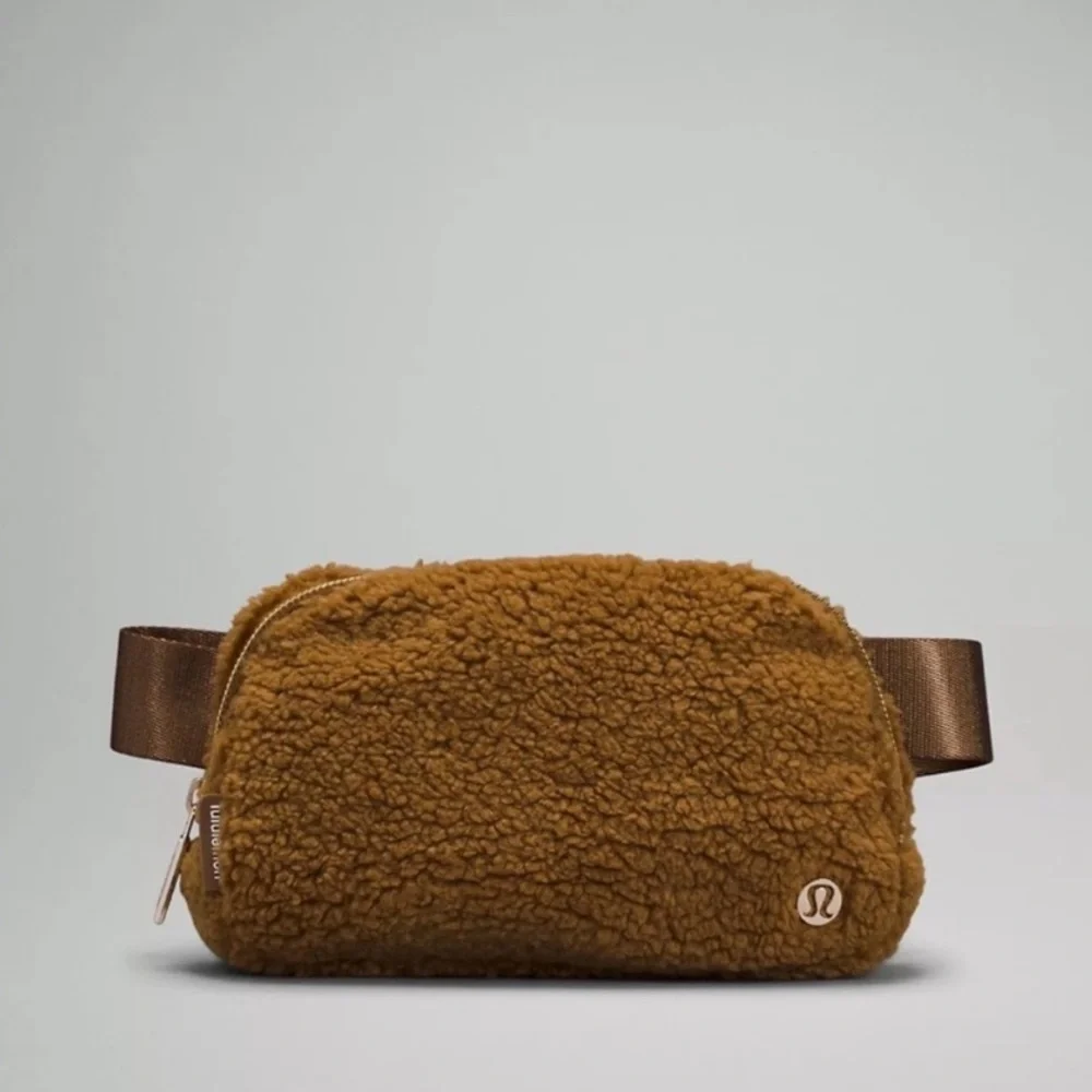 NWT Lululemon Everywhere Belt Bag,
Fleece - Picture 1 of 8